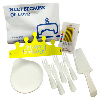 Jednorázová tortová súprava s odkvapkávacím podnosom a päť v jednom príborom (nôž, vidlica, lyžica a sviečky) – PP plast, obdĺžnikový podnos; balenie 100 kusov; možnosť potlače loga