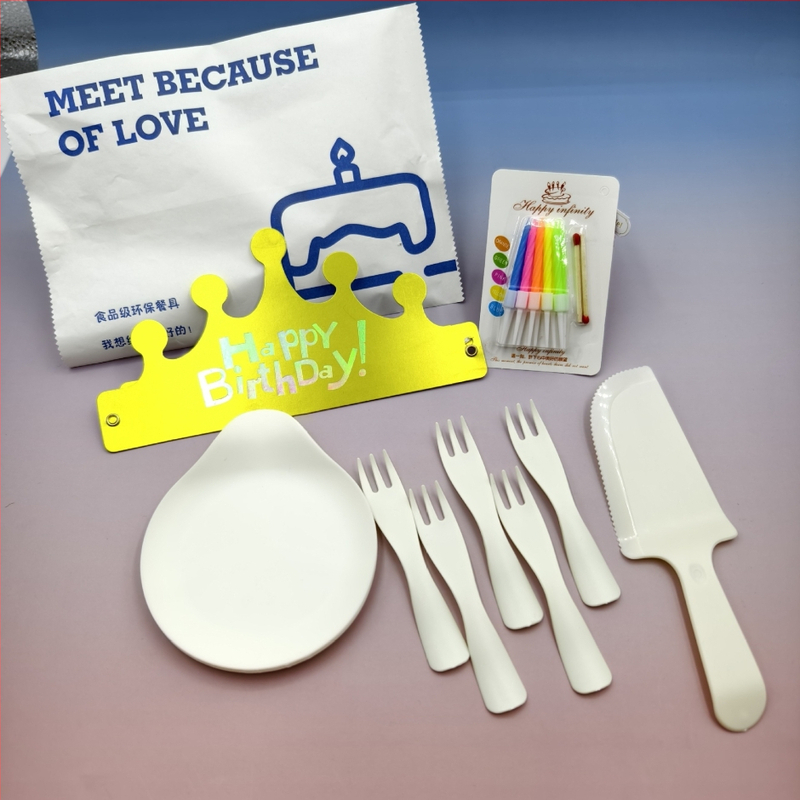 Jednorázová tortová súprava s odkvapkávacím podnosom a päť v jednom príborom (nôž, vidlica, lyžica a sviečky) – PP plast, obdĺžnikový podnos; balenie 100 kusov; možnosť potlače loga