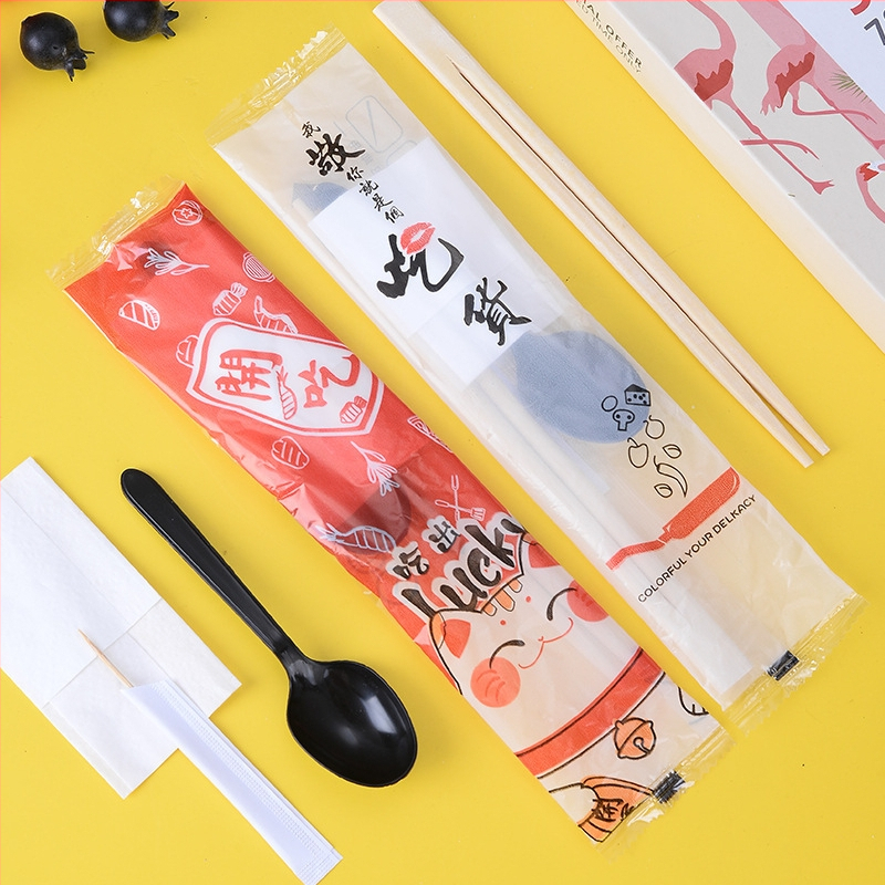 Jednorázová bambusová súprava príborov, štvordielna sada: paličky na jedlo, lyžička, špáratko a servítka, biologicky odbúrateľná, na jedno použitie