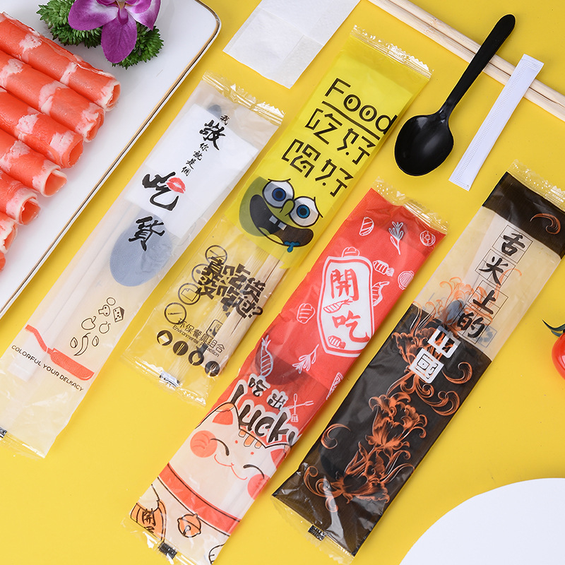 Jednokratni set od bambusovih pribora, četiri dijela: štapići za jelo, žlica, čačkalica i salveta, biološki razgradivo, za jednokratnu uporabu