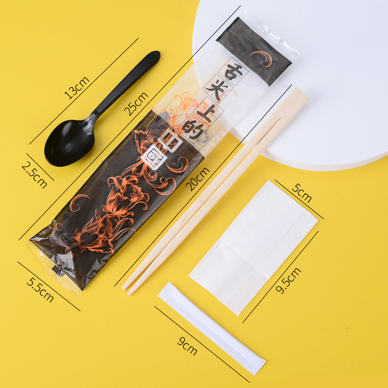 Jednokratni set od bambusovih pribora, četiri dijela: štapići za jelo, žlica, čačkalica i salveta, biološki razgradivo, za jednokratnu uporabu