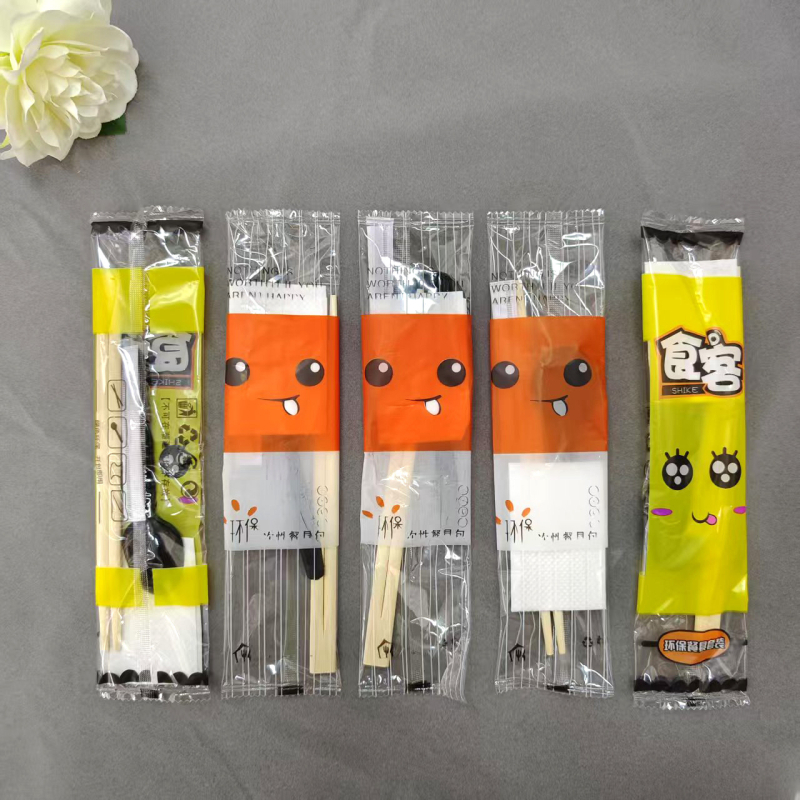 Jednokratni bambus set pribora: štapići za jelo i žlice, četverodijelni set, s otisnutim logom, moderni stil