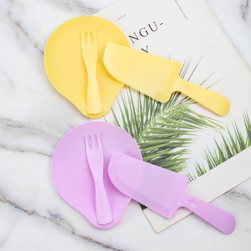 Jednokratni plastični set posuđa u obliku kapljice vode za 5 osoba — tanjuri, noževi i vilice za zabavu rođendana