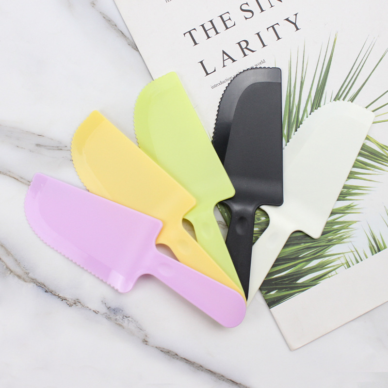 Jednokratni plastični set posuđa u obliku kapljice vode za 5 osoba — tanjuri, noževi i vilice za zabavu rođendana