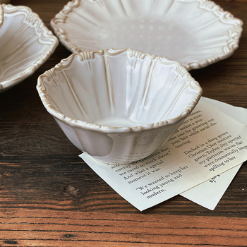 Porcelanska zdjela s neoklasičnim reljefom, jednobojna, retro stil, pogodna za mikrovalnu