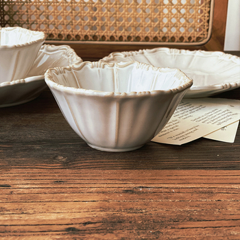 Porcelanska zdjela s neoklasičnim reljefom, jednobojna, retro stil, pogodna za mikrovalnu
