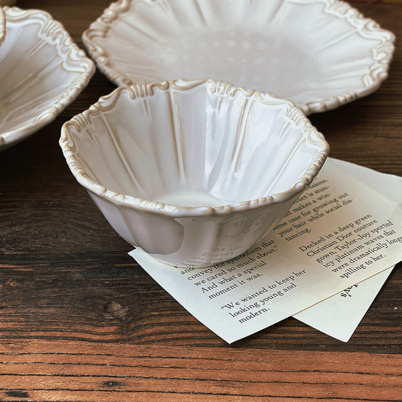 Porcelanska zdjela s neoklasičnim reljefom, jednobojna, retro stil, pogodna za mikrovalnu