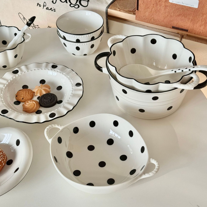 Set posuđa za stolom s podglazurnom bojom — novo kostno porculanje, moderan minimalistički stil, jednobojni uzorak, uključuje tanjure i žlice, mogućnost prilagodbe