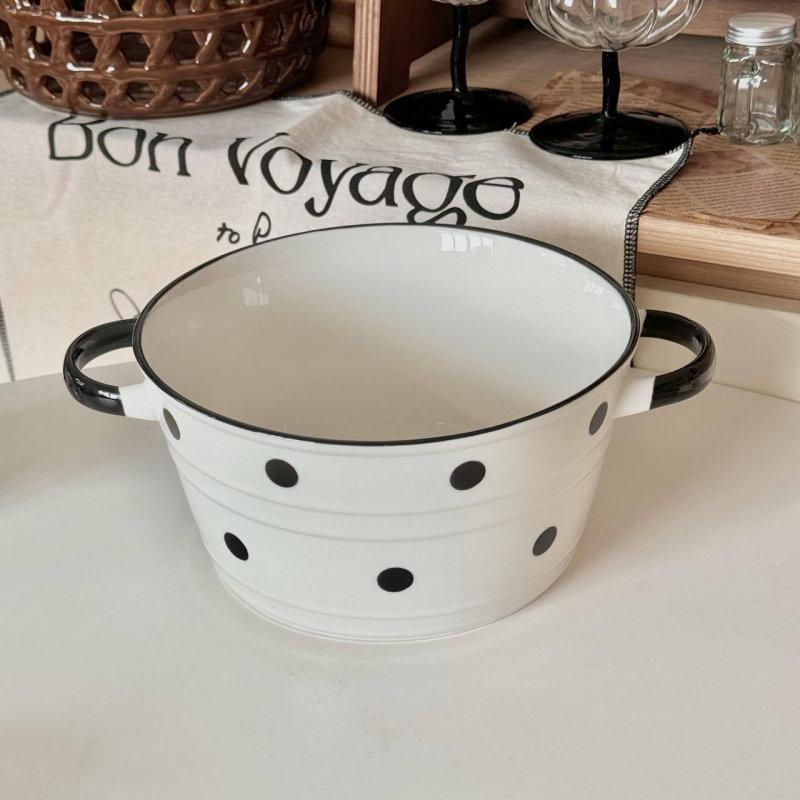 Set posuđa za stolom s podglazurnom bojom — novo kostno porculanje, moderan minimalistički stil, jednobojni uzorak, uključuje tanjure i žlice, mogućnost prilagodbe