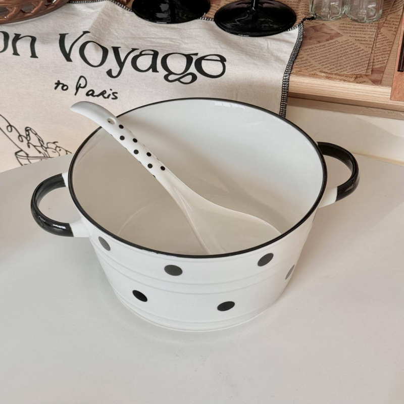 Set posuđa za stolom s podglazurnom bojom — novo kostno porculanje, moderan minimalistički stil, jednobojni uzorak, uključuje tanjure i žlice, mogućnost prilagodbe