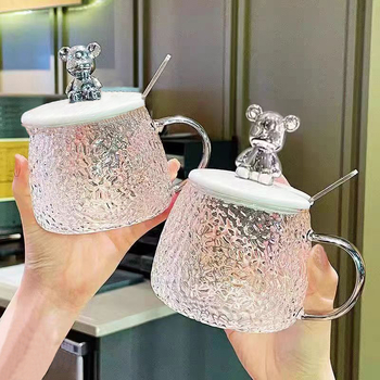 Стъклена чаша за кафе с чукована текстура, дръжка и капак — сода-лайм стъкло, кръгла форма, модерен минималистичен стил