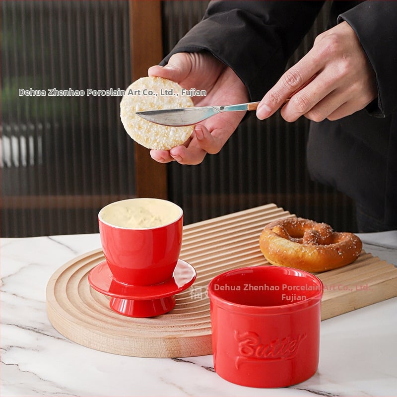 Keramická nádoba na maslo s vekom, reliéfny dizajn, moderný minimalistický štýl, tlač loga, prispôsobenie, možnosť vlastnej značky, prvotriedna kvalita.