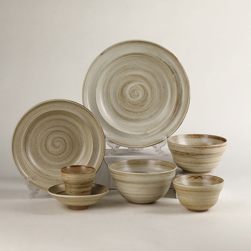 Set ceramic pentru masă: boluri, farfurii și tacâmuri, suprafață pictată manual, formă rotundă, compatibil cu microunde, finisaj monocrom, cadou ideal pentru un nou cămin