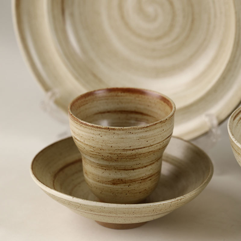 Set ceramic pentru masă: boluri, farfurii și tacâmuri, suprafață pictată manual, formă rotundă, compatibil cu microunde, finisaj monocrom, cadou ideal pentru un nou cămin