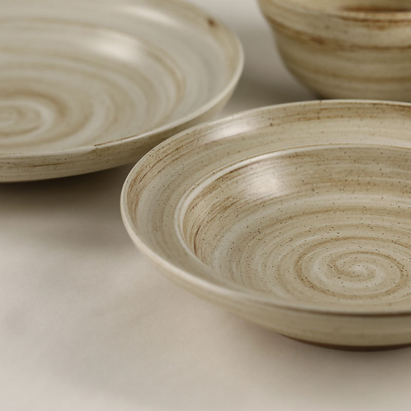 Set ceramic pentru masă: boluri, farfurii și tacâmuri, suprafață pictată manual, formă rotundă, compatibil cu microunde, finisaj monocrom, cadou ideal pentru un nou cămin