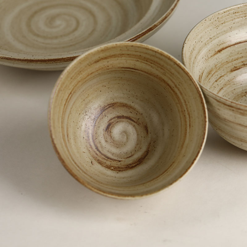 Set ceramic pentru masă: boluri, farfurii și tacâmuri, suprafață pictată manual, formă rotundă, compatibil cu microunde, finisaj monocrom, cadou ideal pentru un nou cămin