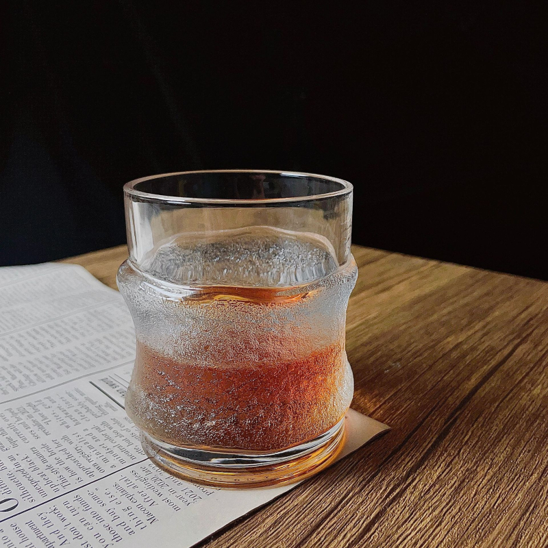 Японски стил стъклена чаша за ледени напитки, кръгла форма, единична стена, обикновено стъкло, отпечатано лого OK, кафе употреба
