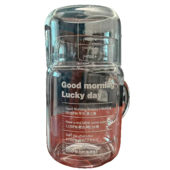 Високоборосиликатна стъклена чаша за вода с капак и включена мерителна чашка, напомня за пиенето, цилиндрична форма, комплект от две части за офис.