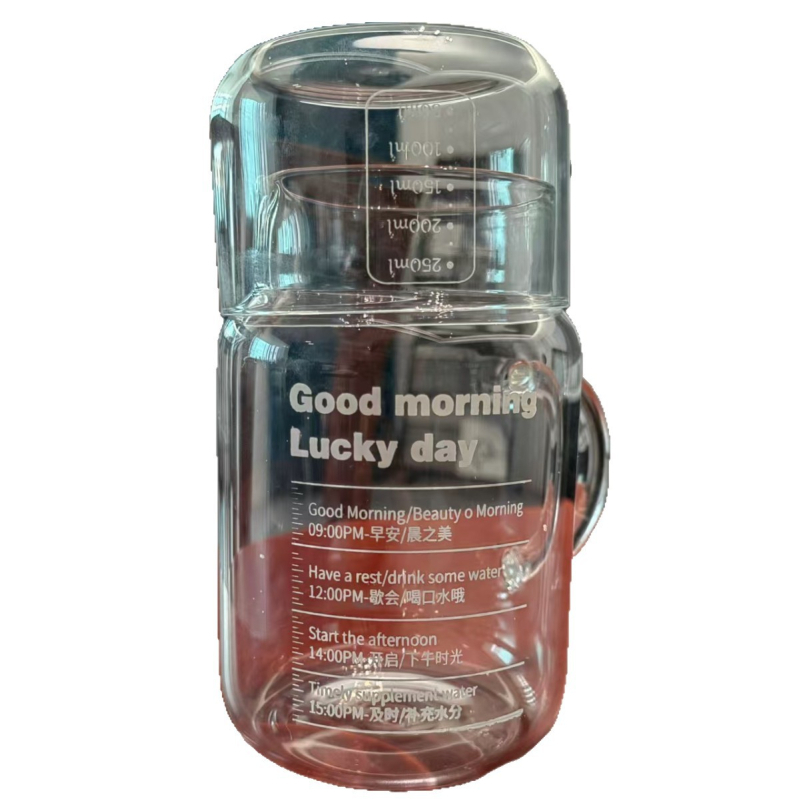 Високоборосиликатна стъклена чаша за вода с капак и включена мерителна чашка, напомня за пиенето, цилиндрична форма, комплект от две части за офис.