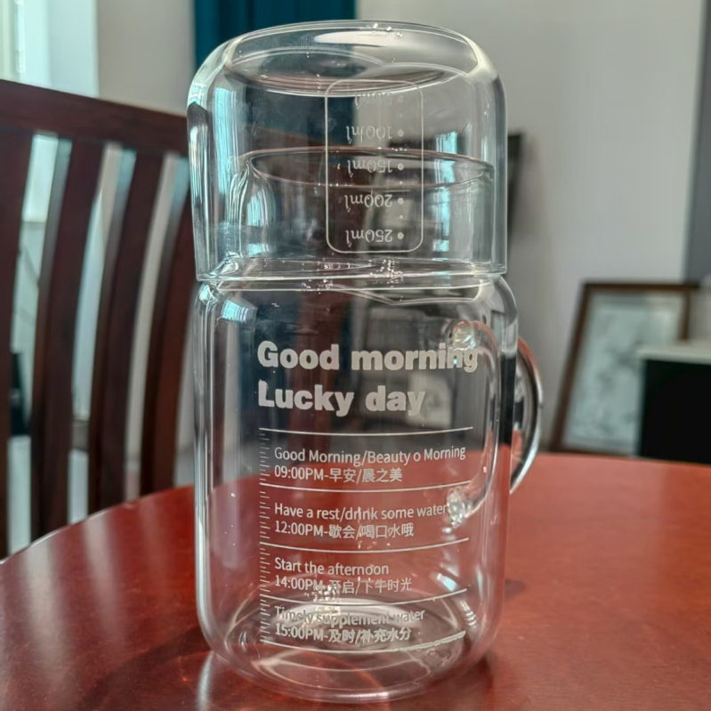 Високоборосиликатна стъклена чаша за вода с капак и включена мерителна чашка, напомня за пиенето, цилиндрична форма, комплект от две части за офис.