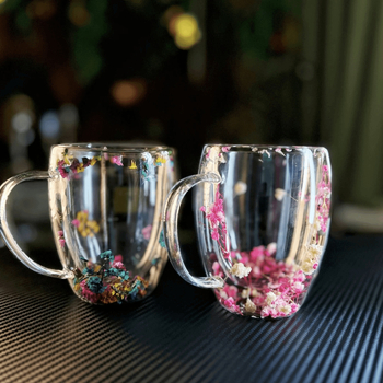 Стъклена чаша за вода с двойна изолация от боросиликат, цилиндрична, с дръжка и флорална шарка, две части