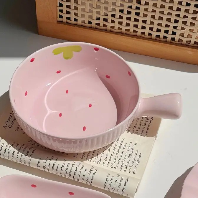 Σετ κεραμικών πιάτων με σχέδιο φράουλας, πιάτο με λαβή и μπολ για νουντλς, κορεατικό στυλ