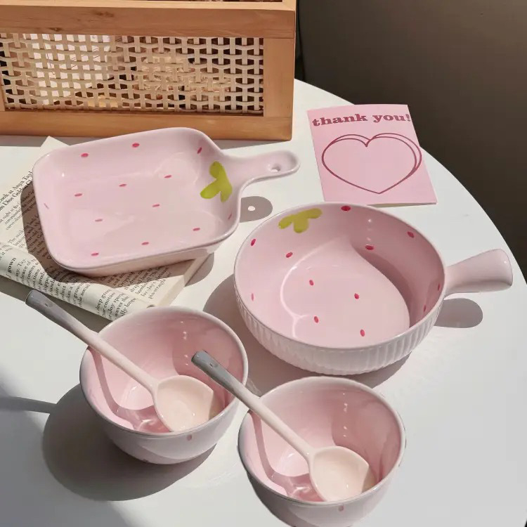 Σετ κεραμικών πιάτων με σχέδιο φράουλας, πιάτο με λαβή и μπολ για νουντλς, κορεατικό στυλ