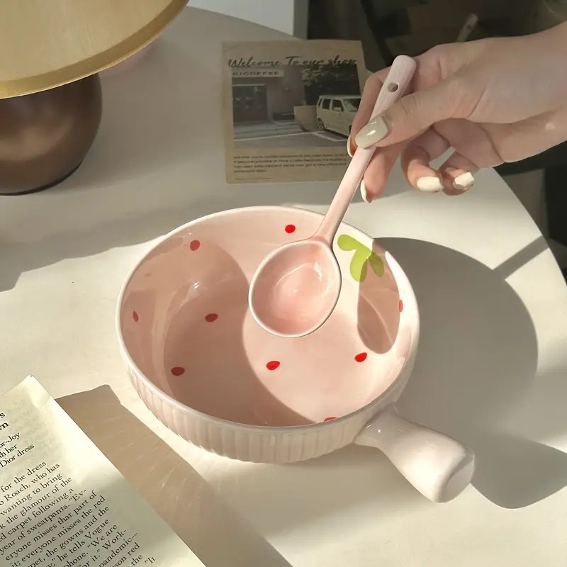 Σετ κεραμικών πιάτων με σχέδιο φράουλας, πιάτο με λαβή и μπολ για νουντλς, κορεατικό στυλ