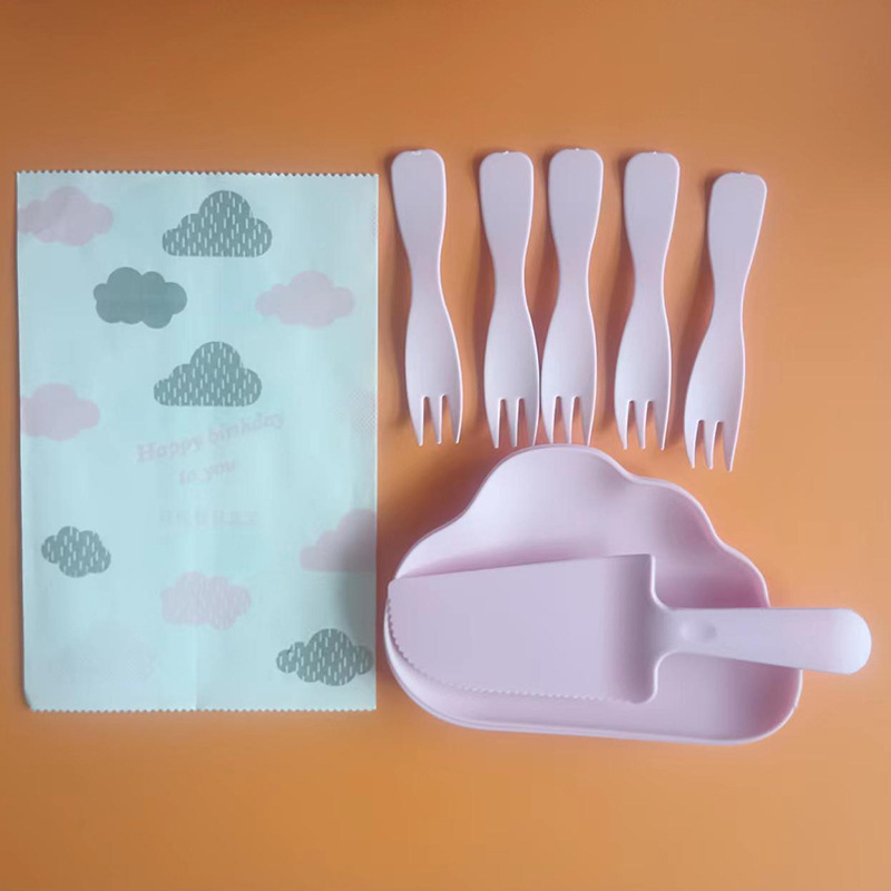 Jednokratni set za tortu: nož, vilicu i tanjur s europskim stilom zakrivljenom vilicom i dizajnom oblaka na ploči; plast, debljina 0,5, otisnuti logo, mogućnost prilagodbe, 300 setova