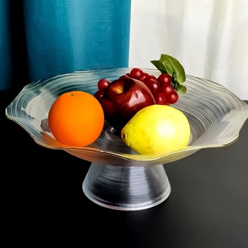 Стъклена плодова чиния с високи крака – модерен минималистичен стил, лято 2021