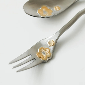 304-es rozsdamentes acélból készült evőeszközök készlet (kés, villa, kanál, evőpálcika), tükrös felülettel, hordozható, modern minimalista stílus, 2018-ban bemutatva.