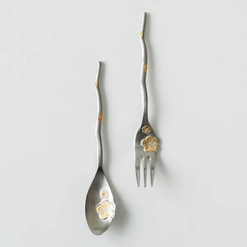 304-es rozsdamentes acélból készült evőeszközök készlet (kés, villa, kanál, evőpálcika), tükrös felülettel, hordozható, modern minimalista stílus, 2018-ban bemutatva.