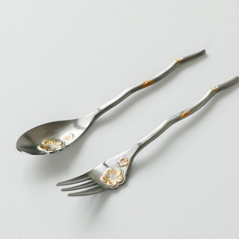 304-es rozsdamentes acélból készült evőeszközök készlet (kés, villa, kanál, evőpálcika), tükrös felülettel, hordozható, modern minimalista stílus, 2018-ban bemutatva.