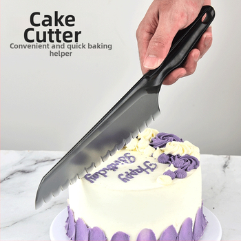 Plastový nôž na tortu s zúbkovanou čepeľou, prispôsobiteľné spracovanie, biologicky rozložiteľný, s potlačeným logom