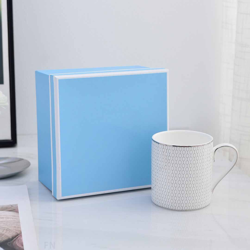 5 részes csontporcelán étkészlet platina élű geometriai csíkokkal - skandináv minimalista stílus, glazúrt felület