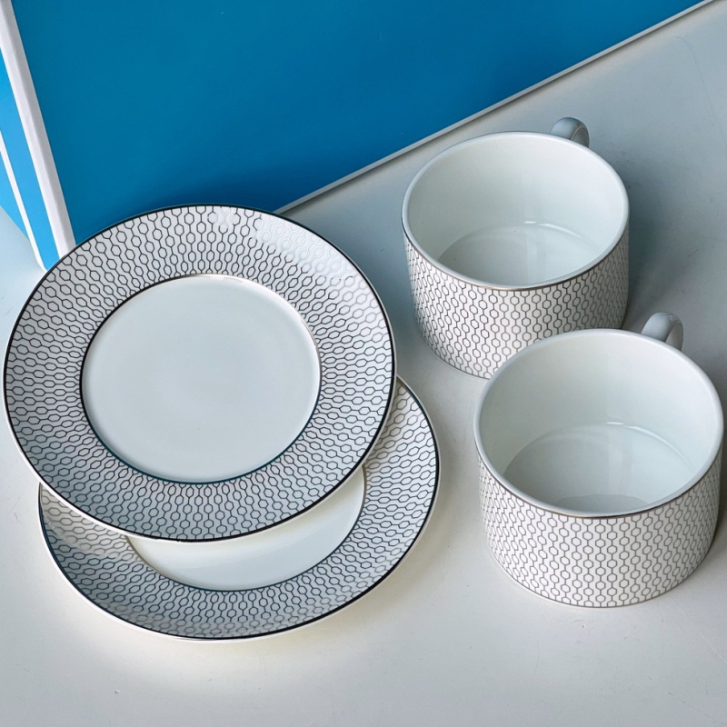 5 részes csontporcelán étkészlet platina élű geometriai csíkokkal - skandináv minimalista stílus, glazúrt felület