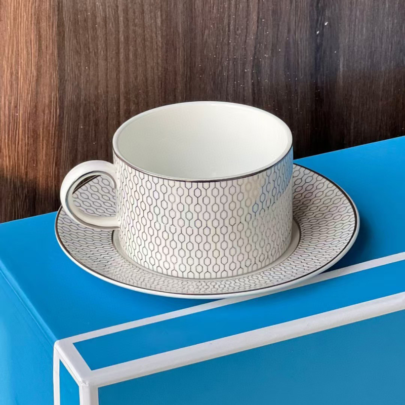 5 részes csontporcelán étkészlet platina élű geometriai csíkokkal - skandináv minimalista stílus, glazúrt felület