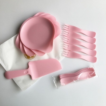 Set de tacâmuri de unică folosință pentru tort de ziua ta — farfurii din hârtie în formă de picătură de apă, cuțite și furci; biodegradabile