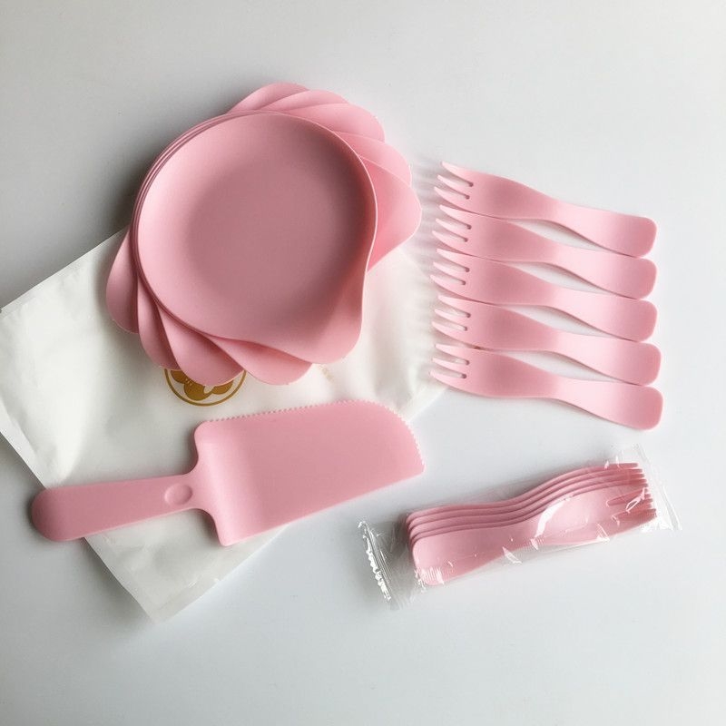 Set de tacâmuri de unică folosință pentru tort de ziua ta — farfurii din hârtie în formă de picătură de apă, cuțite și furci; biodegradabile