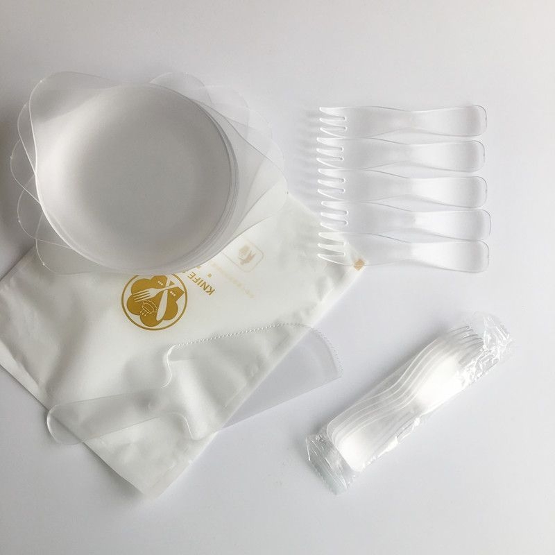 Set de tacâmuri de unică folosință pentru tort de ziua ta — farfurii din hârtie în formă de picătură de apă, cuțite și furci; biodegradabile