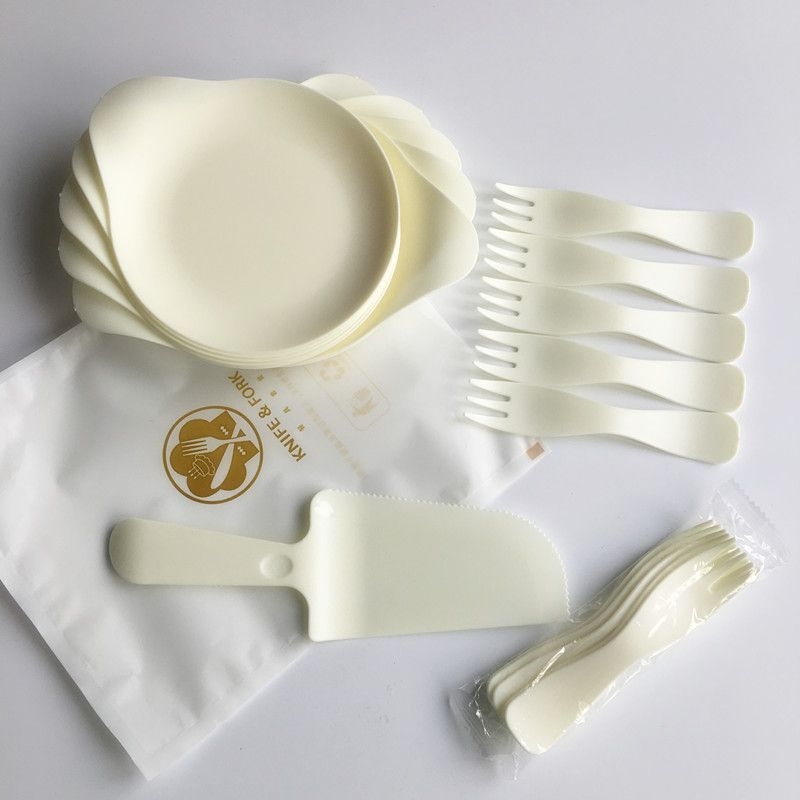 Set de tacâmuri de unică folosință pentru tort de ziua ta — farfurii din hârtie în formă de picătură de apă, cuțite și furci; biodegradabile