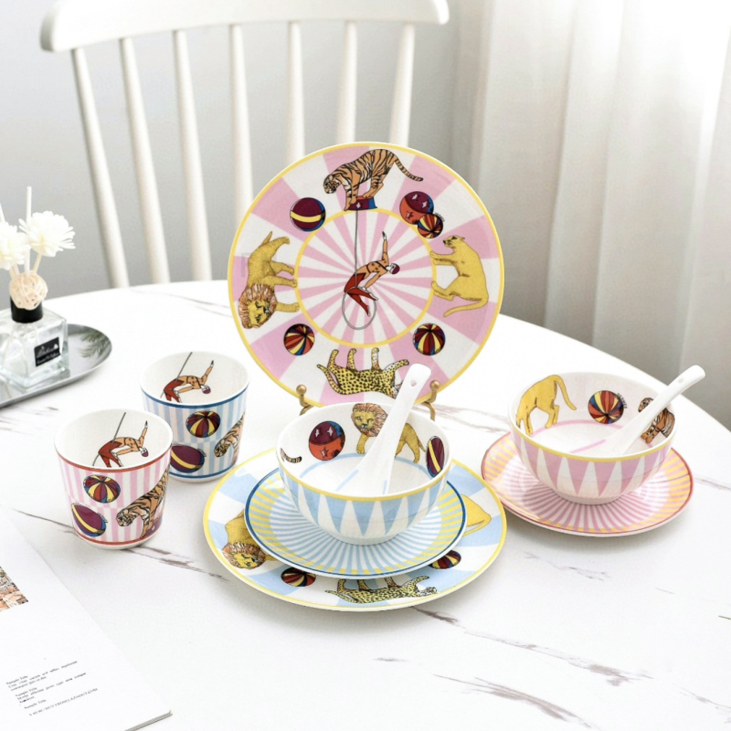 Dječji set posuđa od kostnog porcelana s uzorkom cirkuske karikature (porcelan s više od 36% kostne prašine; pogodno za mikrovalnu; mogućnost prilagodbe; kutija za darove)