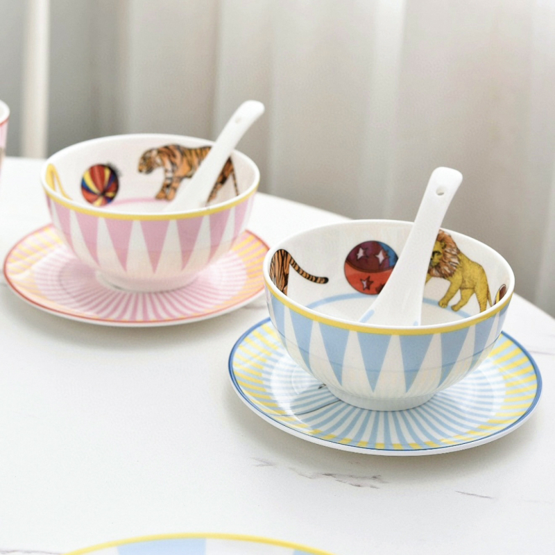 Dječji set posuđa od kostnog porcelana s uzorkom cirkuske karikature (porcelan s više od 36% kostne prašine; pogodno za mikrovalnu; mogućnost prilagodbe; kutija za darove)