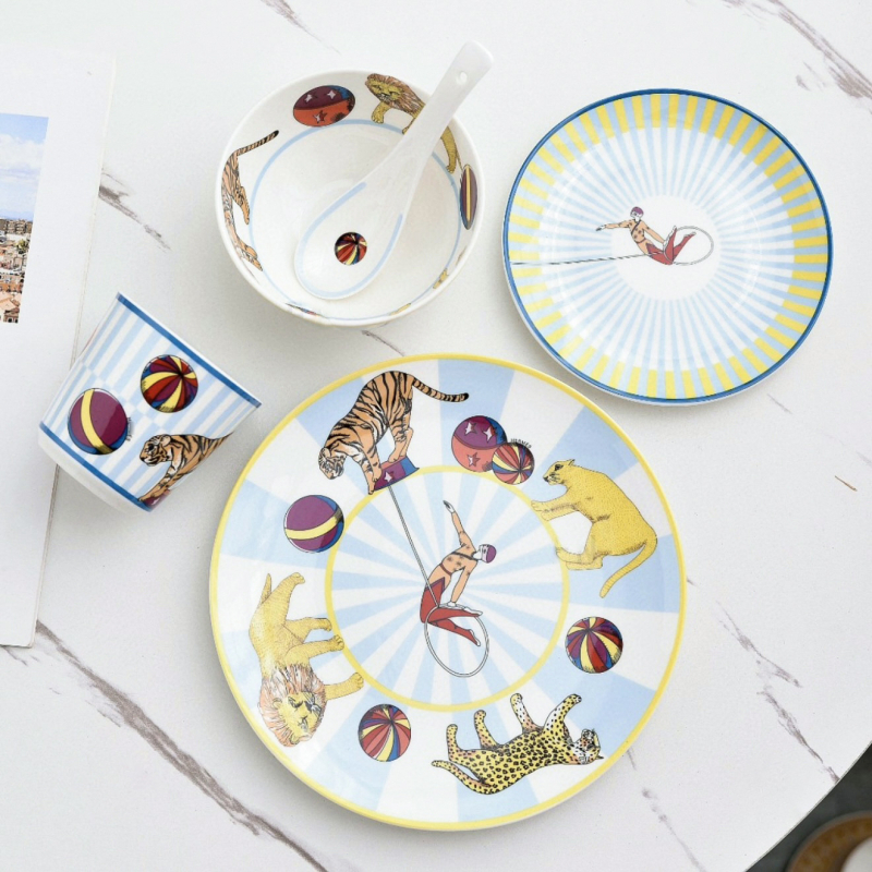 Dječji set posuđa od kostnog porcelana s uzorkom cirkuske karikature (porcelan s više od 36% kostne prašine; pogodno za mikrovalnu; mogućnost prilagodbe; kutija za darove)