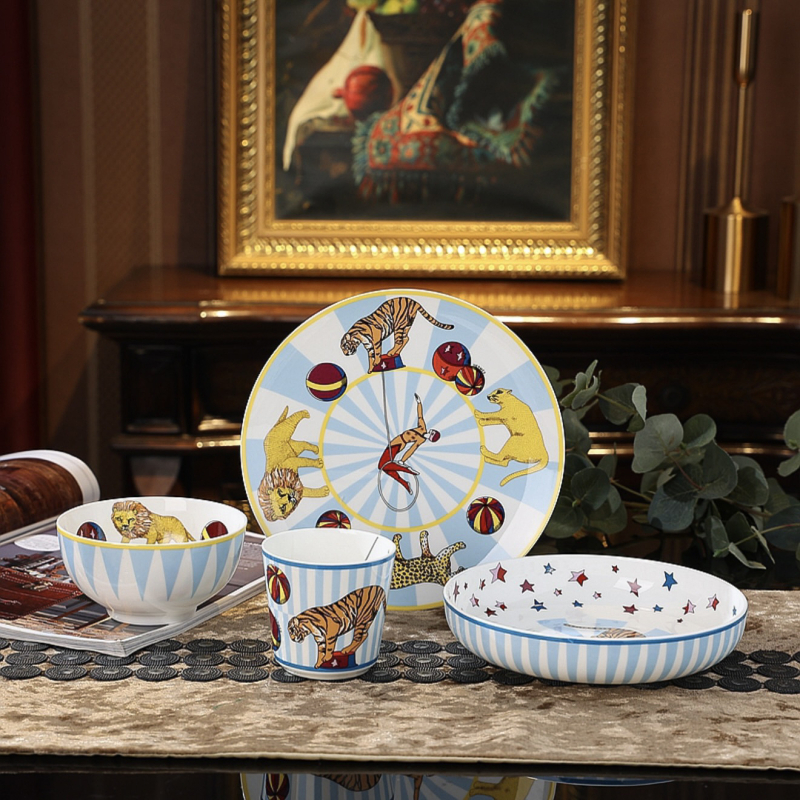 Dječji set posuđa od kostnog porcelana s uzorkom cirkuske karikature (porcelan s više od 36% kostne prašine; pogodno za mikrovalnu; mogućnost prilagodbe; kutija za darove)