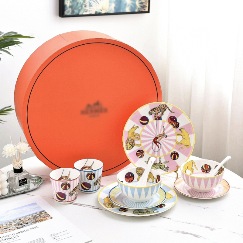 Dječji set posuđa od kostnog porcelana s uzorkom cirkuske karikature (porcelan s više od 36% kostne prašine; pogodno za mikrovalnu; mogućnost prilagodbe; kutija za darove)