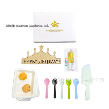 Jednorazový 5-v-1 súbor riadu: štvorcový papierový tanier s vidličkou, nožom a lyžicou; 120–200 ks v balení.