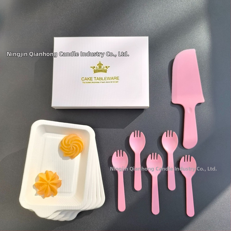 Jednorazový 5-v-1 súbor riadu: štvorcový papierový tanier s vidličkou, nožom a lyžicou; 120–200 ks v balení.