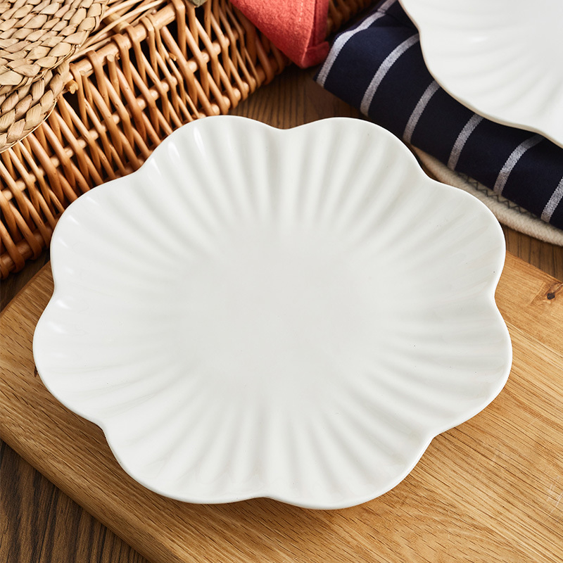 Porcelanski tanjur s ljilansom, rub s čipkom u nordijskom stilu, bijeli porculanski tanjur, nepravilnog oblika, promjer 18–18,9 cm