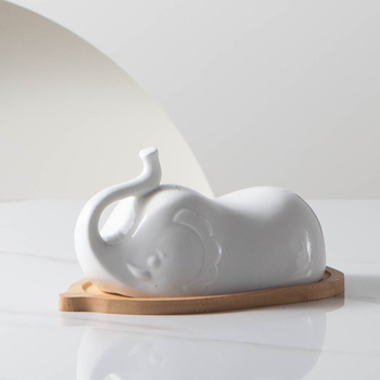 Porcelanski tanjur za maslac, nepravilnog oblika, jednobojni uzorak, moderan minimalistički stil, podglazurna površina
